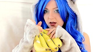 Cosplayer penetrates say no to hairy pussy with a banana